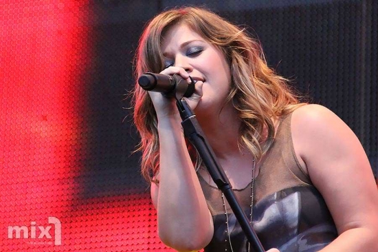 Kelly Clarkson - Stars For Free 2011